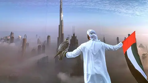 Un emiratí con la bandera de EAU en Dubai. (EL CORREO)