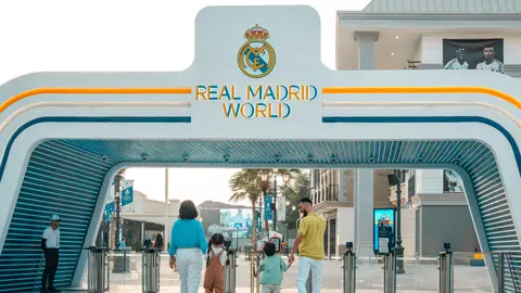Una familia accede al Real Madrid World (Cedida).