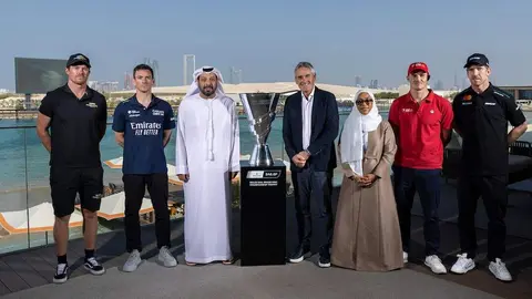 Representantes de la regata durante la rueda prensa. (WAM)