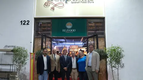 De izquierda a derecha, Damon Afkari (Rezfood), Behrooz Rezazadeh (Rezfood), Emilio Pin Godos
(Embajador espa&ntilde;ol en EAU), Ra&uacute;l Sim&oacute;n, Elisa Labori y Christian Garma (ICEX) en la puerta de la nueva tienda de La Despensa en Goshi Warehouse City. (Cedida)