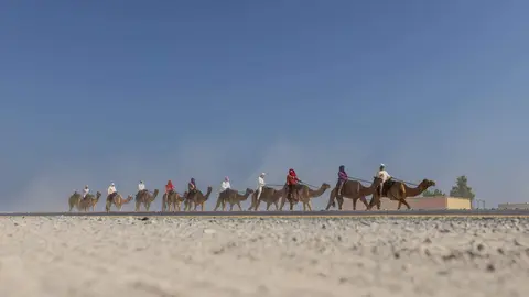 Participantes en la caravana del desierto en EAU. (WAM)