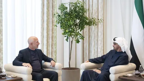 El presidente de EAU junto al fundador de Amazon. (WAM)