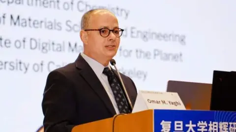 El Nobel Omar Yaghi durante una intervención. (X)