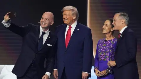 De izquierda a derecha, el presidente de la FIFA, el presidente de EEUU, la presidenta de México y el primer ministro de Canadá. (X)