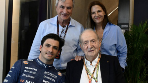 Juan Carlos I junto a la familia Sainz en Abu Dhabi. (X)