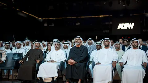 El jeque Khaled bin Mohamed bin Zayed Al Nahyan, pr&iacute;ncipe heredero de Abu Dhabi y presidente del Consejo Ejecutivo de Abu Dhabi -en el centro con kandora azul-, durante la inauguraci&oacute;n de la IV Semana de las Finanzas de Abu Dhabi acompa&ntilde;ado de otras autoridades emirat&iacute;es. (WAM)