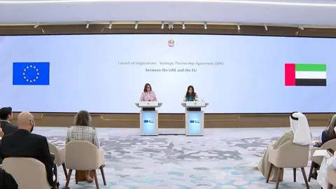 A la derecha en la imagen, Lana Zaki Nusseibeh junto a Dubravka &Scaron;uica en Abu Dhabi. (WAM)