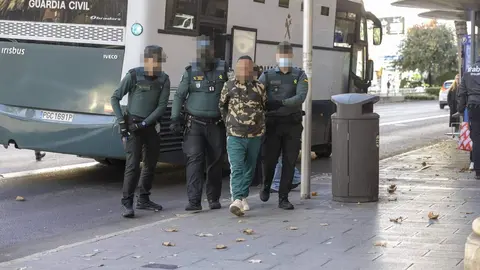 Uno de los detenidos por el altercado en el avi&oacute;n de Air Arabia. (Diario de Mallorca)