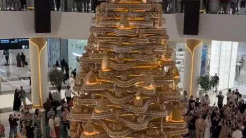El árbol de Navidad de Dior en Dubai Mall. (Instagram)