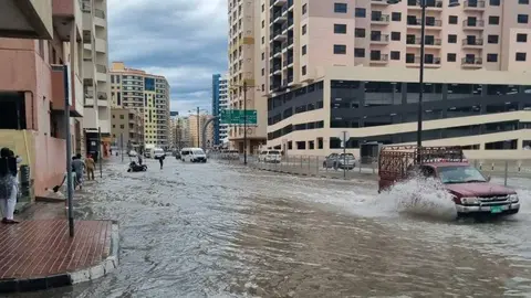 Calles inundadas en Dubai por la lluvia. (X)