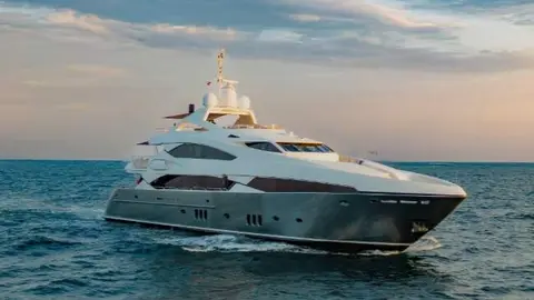 un yate en las aguas de Dubai. (X)