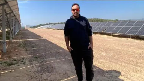 Curro Nicolau en las instalaciones de la planta solar que Go Energy construye en Jeddah, Arabia Saud&iacute;. (Go Energy)
