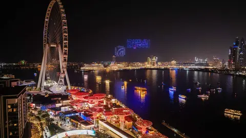 Espect&aacute;culo de drones en Dubai Marina. (WAM)