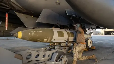 Un aviador estadounidense instala un sistema de municiones. (Fuente externa)