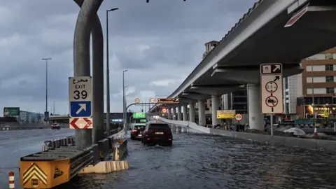 Carretera inundada por la lluvia en Dubai. (Instagram)