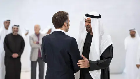 El presidente de EAU saluda a Macron en Abu Dhabi. (WAM)