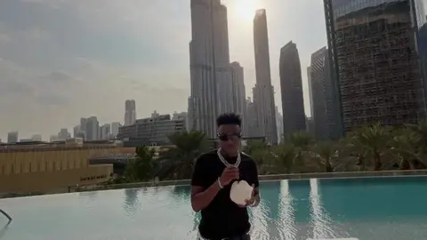 Vinicius en una imagen en el centro de Dubai. (Instagram)