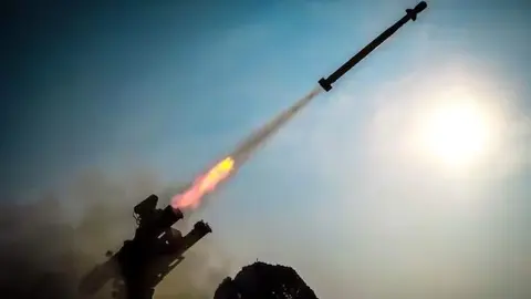 Un misil durante un ejercicio militar en aguas frente a la costa sur de Ir&aacute;n. (Fuente externa)