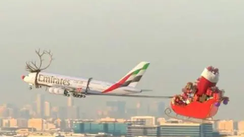 Papa Noel despega desde Dubai. (Emirates)