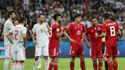 La Selecci&oacute;n de f&uacute;tbol de Ir&aacute;n (rojo) en un partido frente a Espa&ntilde;a. (X)