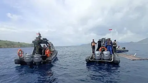 Equipos de rescate en Bali buscan el barco naufragado. (X)
