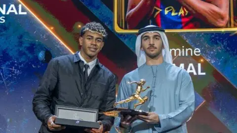 Lamine Yamal recoge el premio en Dubai. (Dubai Media Office)