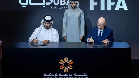 Infantino y el jeque Mansour bin Mohammed firman el acuerdo. (WAM)