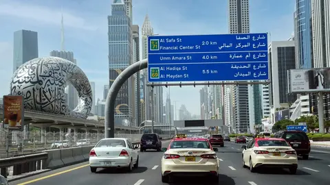 Sheikh Zayed Road a su paso por el centro de Dubai. (RTA)