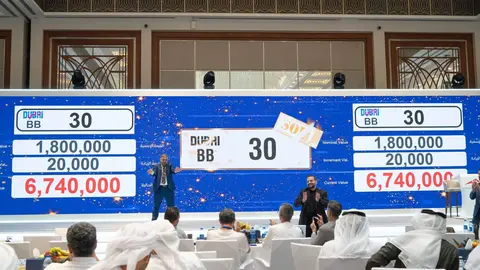 Un momento de la subasta de matr&iacute;culas en dubai este s&aacute;bado. (WAM)