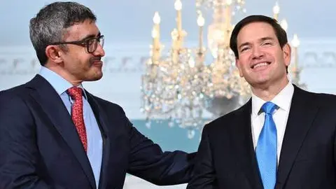 El secretario de Estado de Estados Unidos, Marco Rubio (derecha), estrecha la mano del viceprimer ministro y ministro de Asuntos Exteriores de Emiratos en junio de 2025. (Fuente externa)