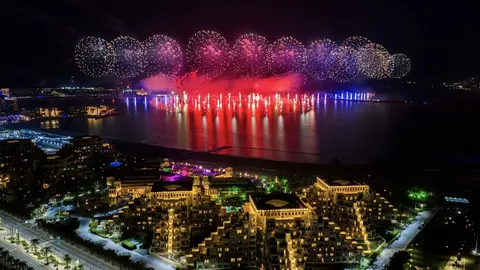 Fuegos artificiales en la isla Al Marjan. (WAM)