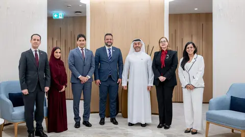 La delegaci&oacute;n dominicana junto a funcionarios emirat&iacute;es. (WAM)