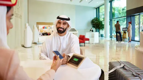 Un pasajero emirat&iacute; en el aeropuerto. (Emirates)