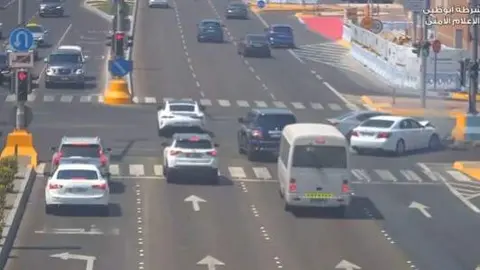 Captura de pantalla del v&iacute;deo difundido por la Polic&iacute;a de Abu Dhabi. (X)