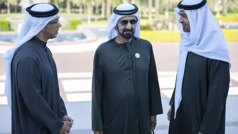 El presidente de EAU a la derecha, en el centro el gobernante de Dubai y el vicepresidente y presidente de la Corte Presidencial. (WAM)
