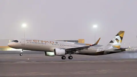 Un avi&oacute;n de Etihad en el aeropuerto de Abu Dhabi. (WAM)