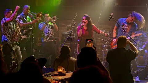 Banda La Deira en plena actuaci&oacute;n. (Cedida)