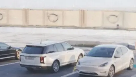 Parking en Musaffah. (Polic&iacute;a de Abu Dhabi)