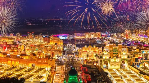 Fuegos artificiales en el Global Village. (X)