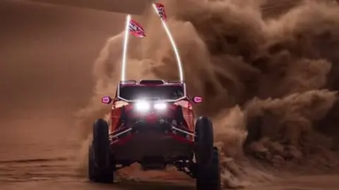 Un veh&iacute;culo en el desierto de Abu Dhabi. (Instagram)