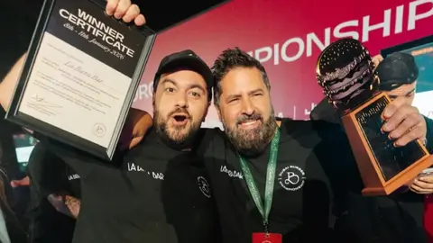 Los impulsores de la burguer argentina en Dubai. (Instagram)