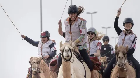 Las ganadoras del marat&oacute;n a camello. (WAM)
