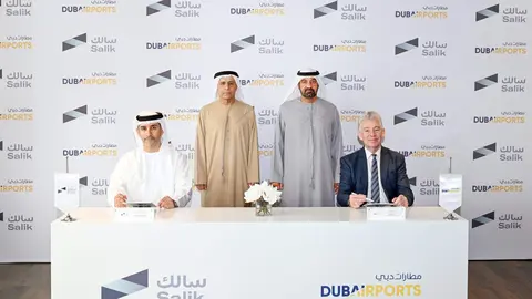 Un momento de la firma del acuerdo entre Salik y Aeropuertos de Dubai. (X)