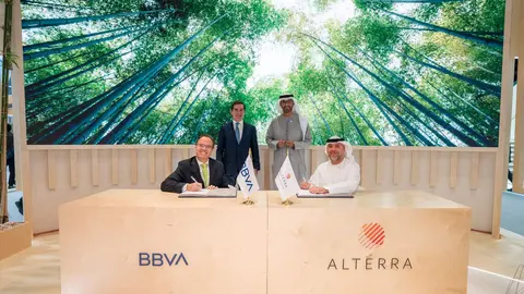 Representantes de las dos empresas firmaron en Abu Dhabi la creaci&oacute;n del fondo clim&aacute;tico. (WAM)