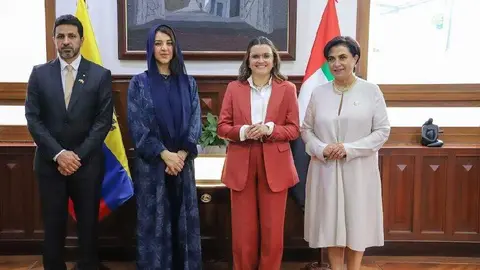 Segunda por la izquierda, la ministra Reem Al Hashimy en Ecuador. (WAM)