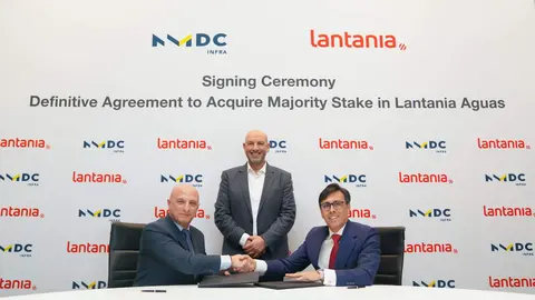 Un momento de la firma del acuerdo entre Lantania y NMDC. (WAM)