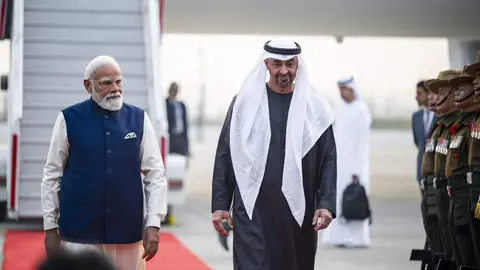 El presidente de Emiratos junto al primer ministro indio este lunes en Nueva Delhi. (WAM)