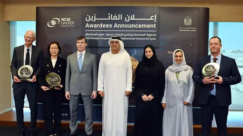 Los ganadores del premio junto a los representantes del evento. (WAM)