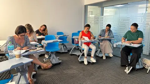 Alumnas de Formaci&oacute;n de Profesores Edici&oacute;n Septiembre - Noviembre 2025  Realizando una actividad de UCAM Espanol Institute. (Cedida)