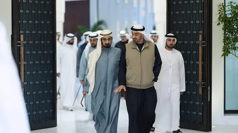 Un momento del encuentro entre los dos l&iacute;deres emirat&iacute;es. (WAM)
